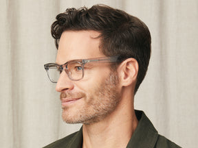 Model is wearing The HITSIK in size 48 in Light Grey