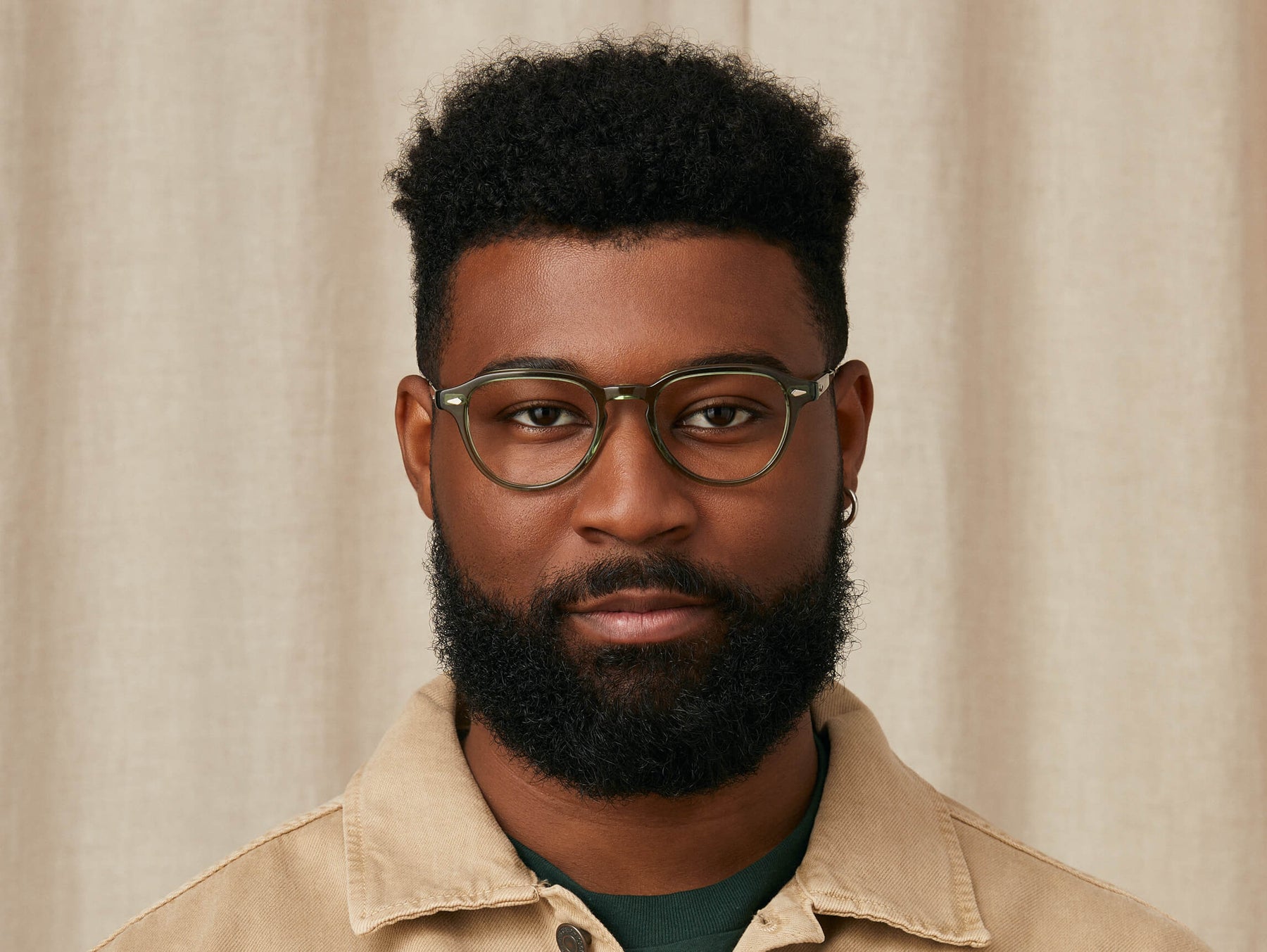 Model is wearing The KASH in size 50 in Pine/Silver