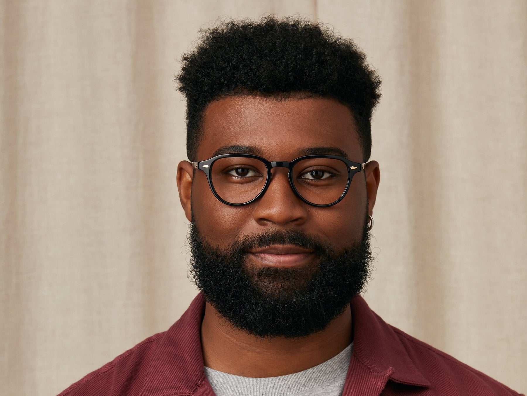 Model is wearing The KASH in size 50 in Black/Gold