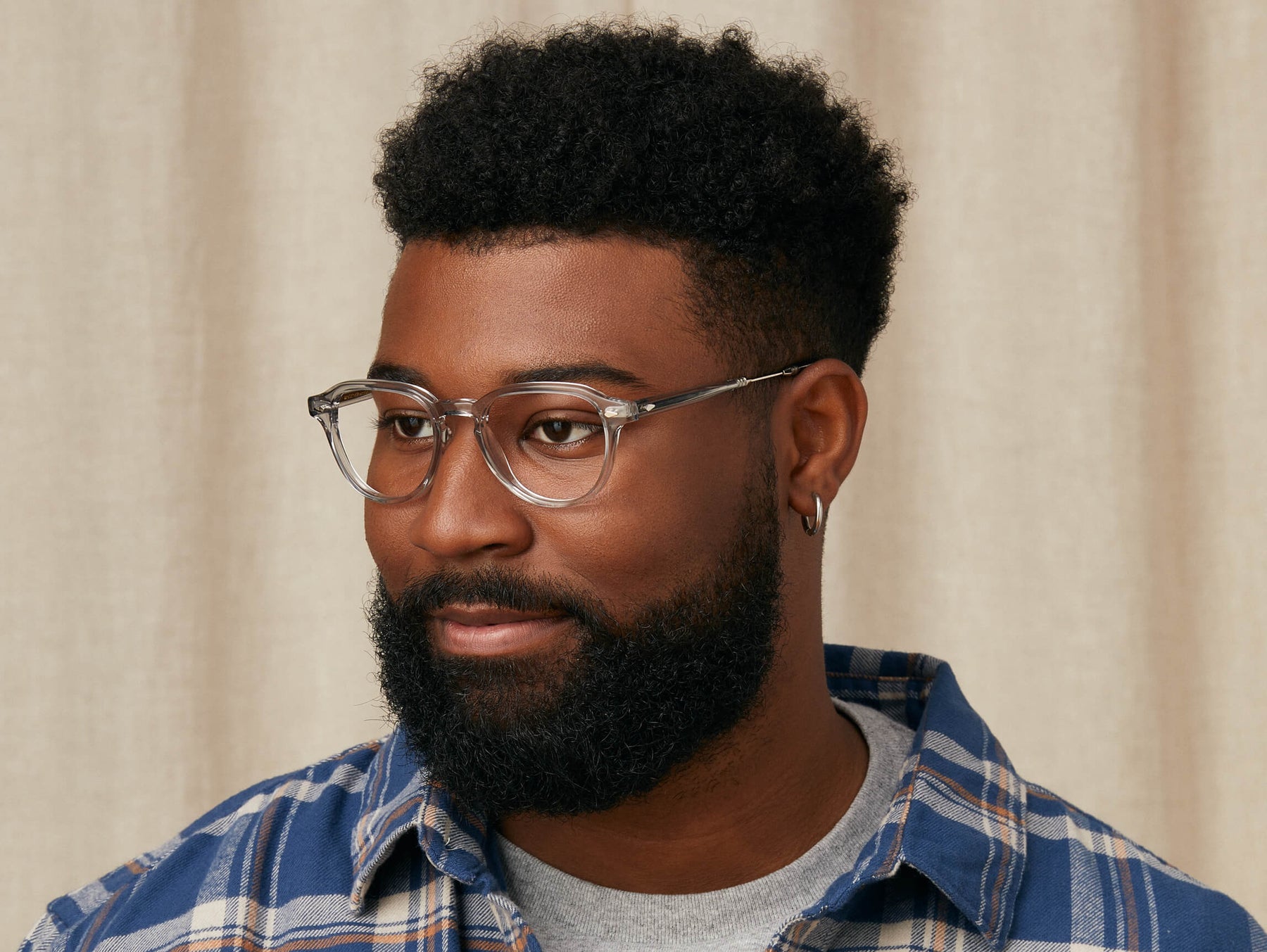 Model is wearing The KASH in size 50 in Light Grey/Silver