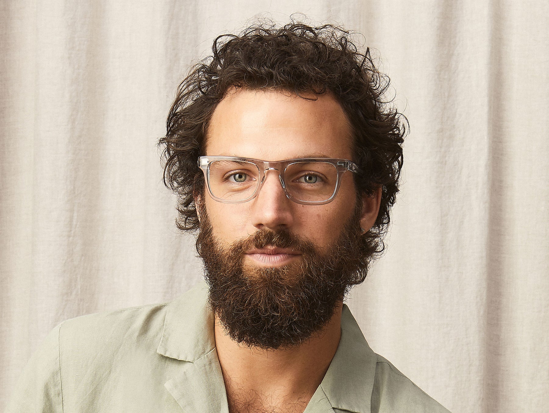 Model is wearing The KAVELL in size 51 in Light Grey