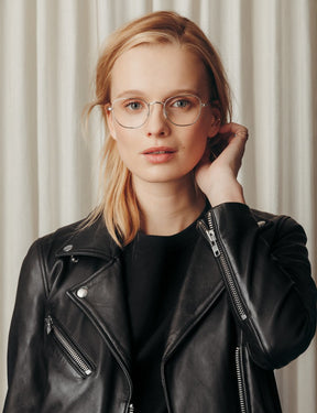 Model is wearing The KIBITS in size 49 in Silver