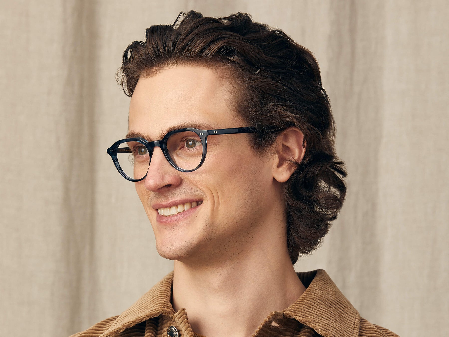 Model is wearing The KITZEL in size 47 in Ink