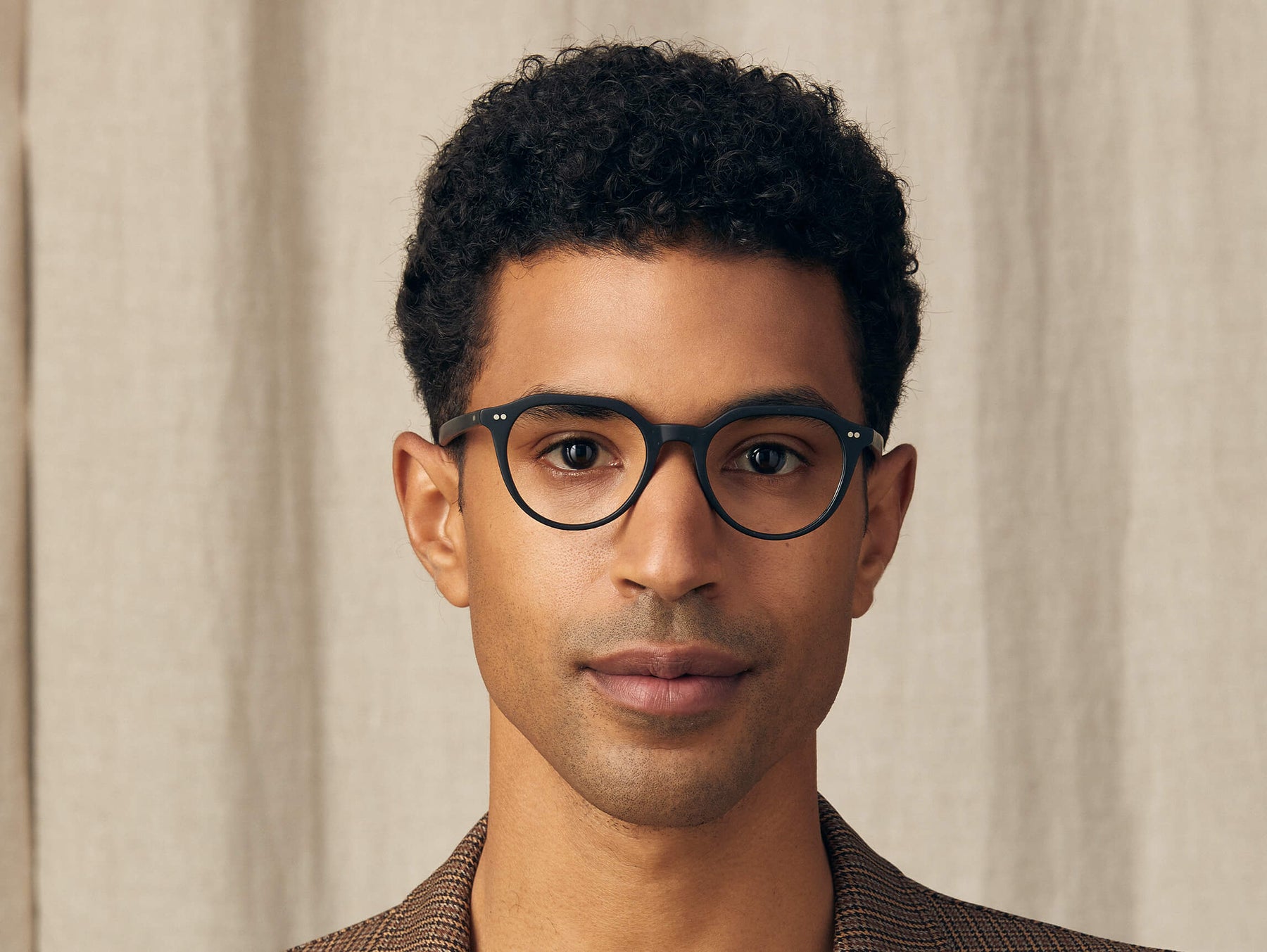 Model is wearing The KITZEL in size 47 in Matte Black