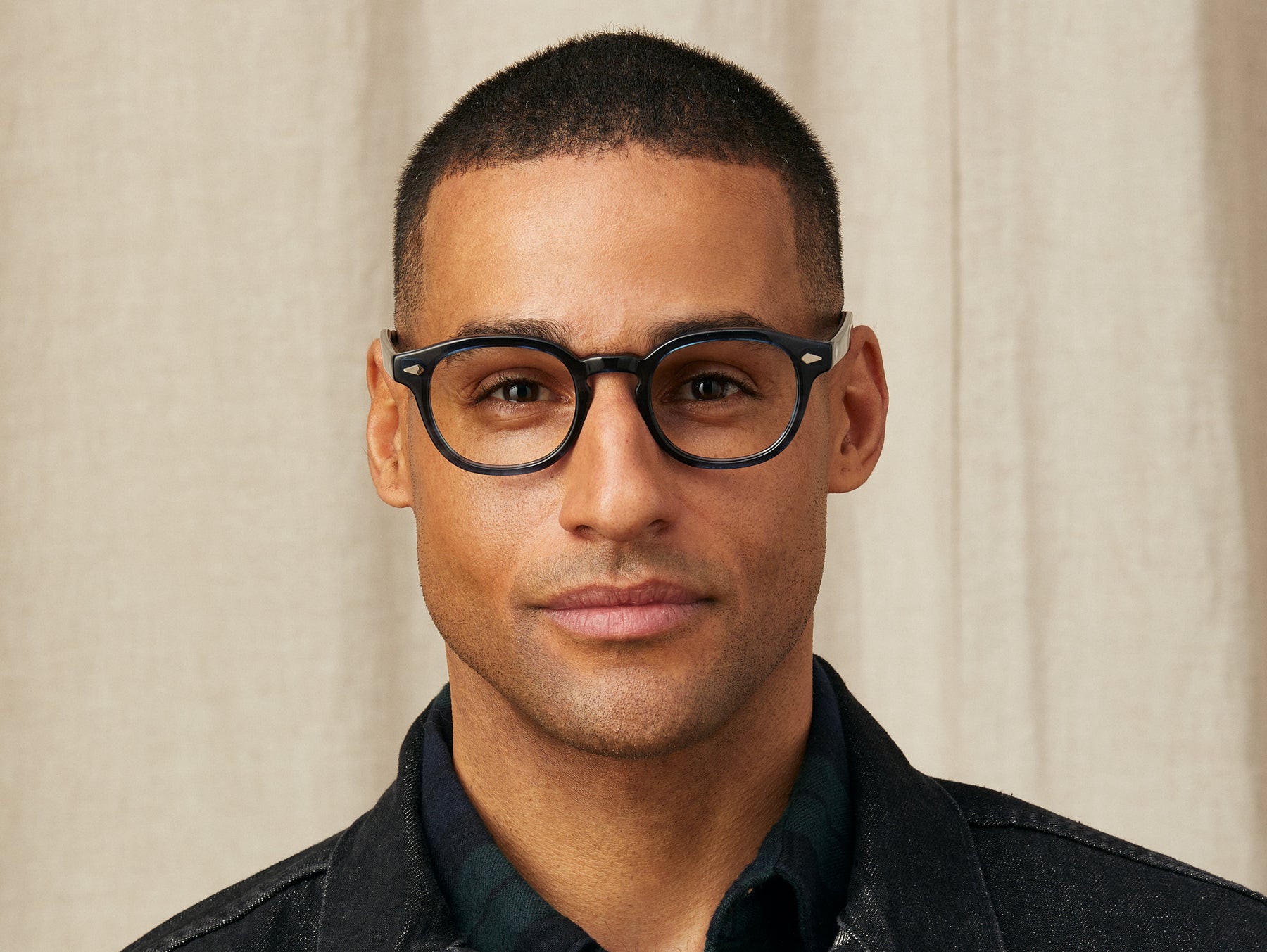 Model is wearing The LEMTOSH in size 49 in Ink