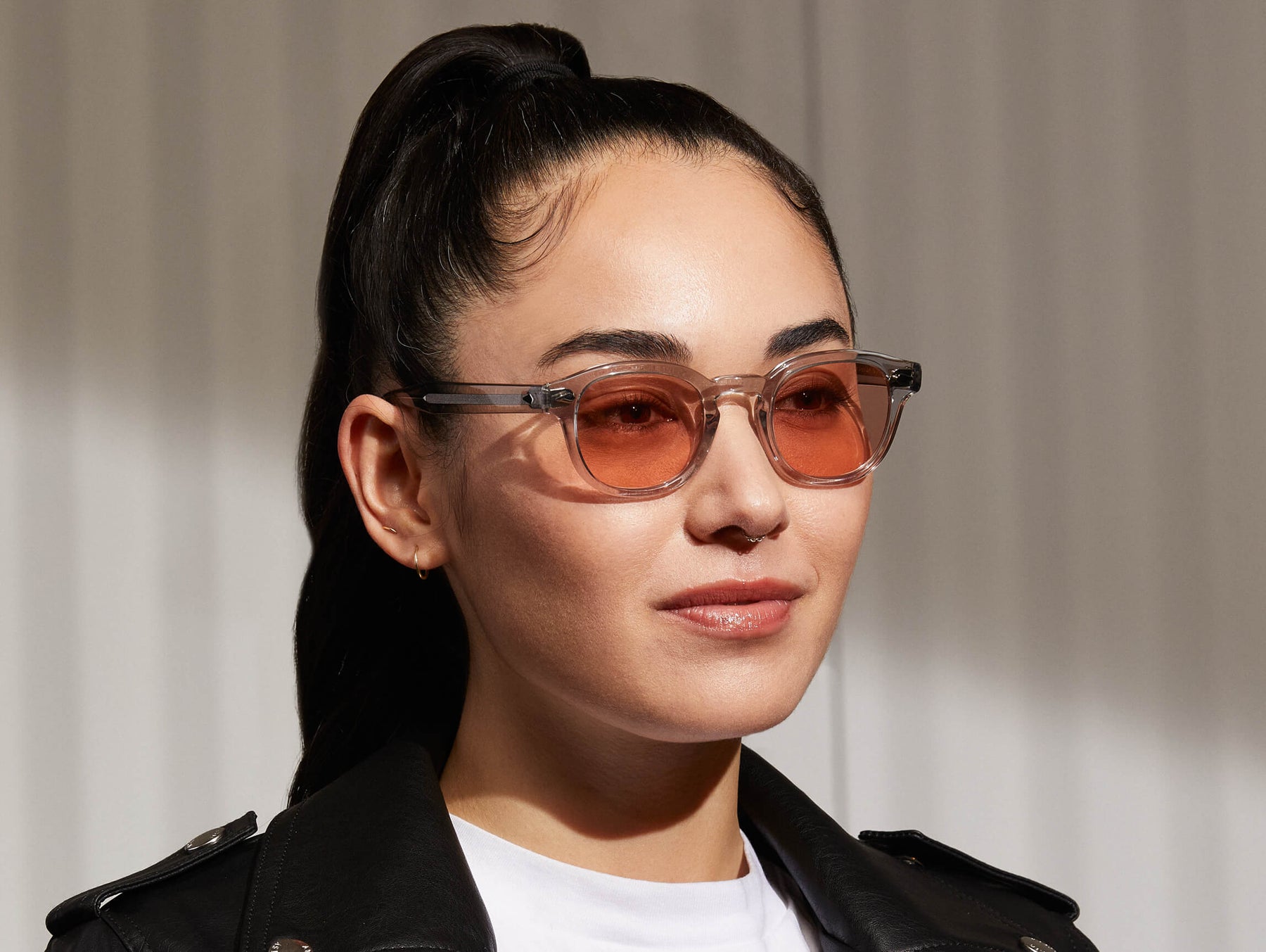 Model is wearing The LEMTOSH in Light Grey in size 46 with New York Rose Tinted Lenses