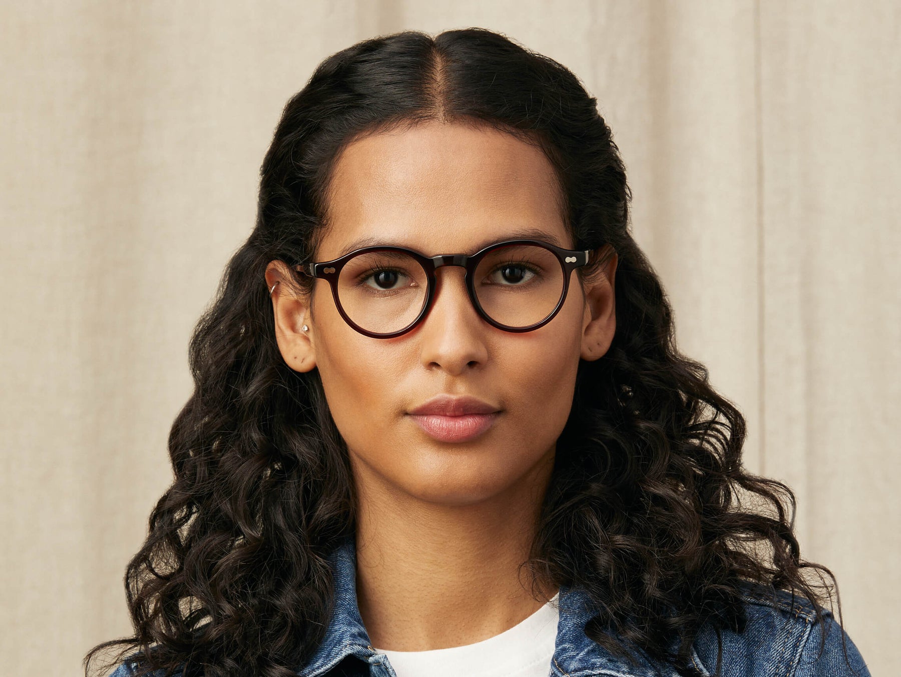 Model is wearing The MILTZEN in size 46 in Burgundy