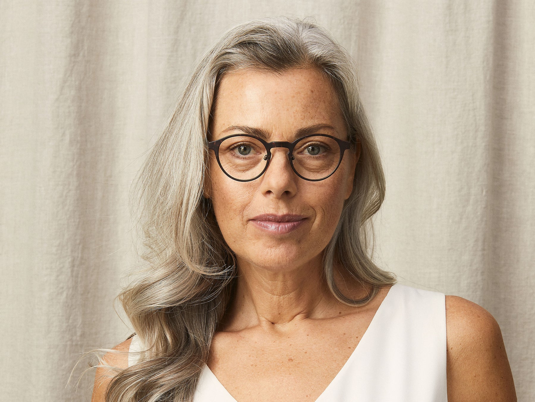 Model is wearing The MILTZEN-T READY READER in size 46 in Tortoise/Pine