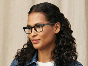 Model is wearing The MOBBLE in size 50 in Ink