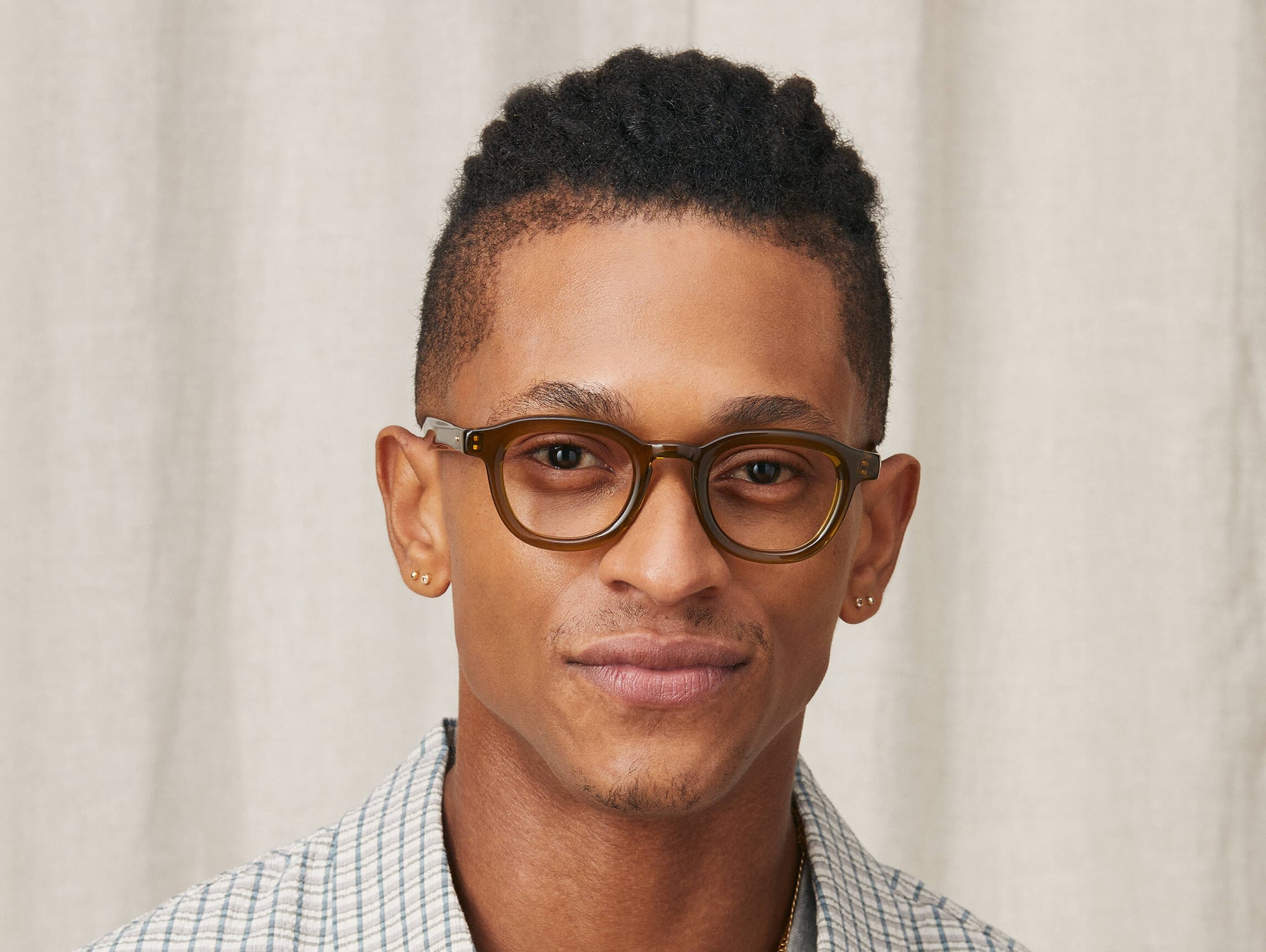 Model is wearing The DAHVEN in size 44 in Olive Brown