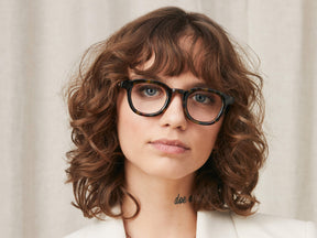 Model is wearing The DAHVEN in size 44 in Tortoise