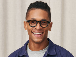 Model is wearing The DAHVEN in size 44 in Black