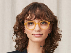 Model is wearing The GREPS in size 44 in Honey/Tortoise