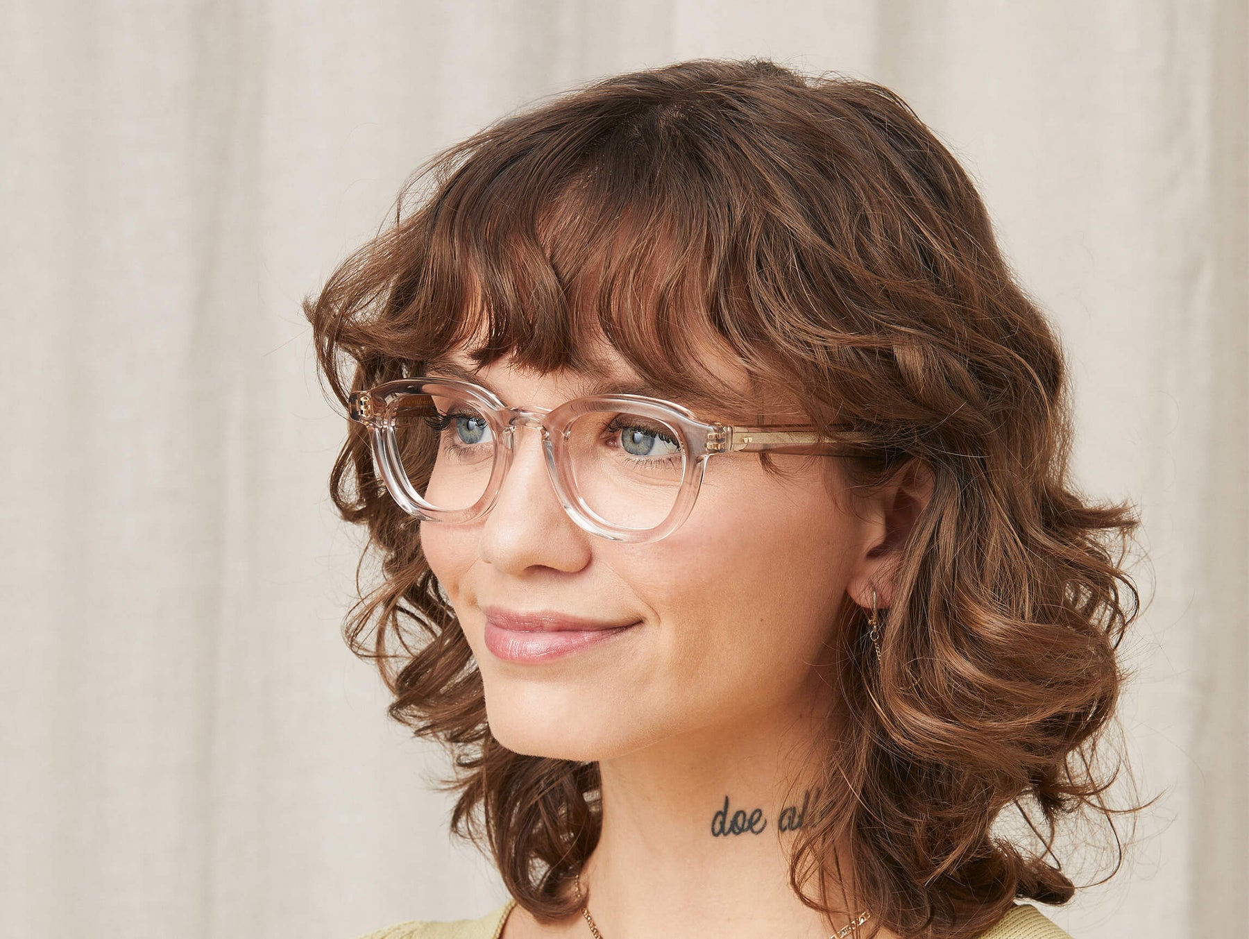 Model is wearing The DAHVEN in size 44 in Mist