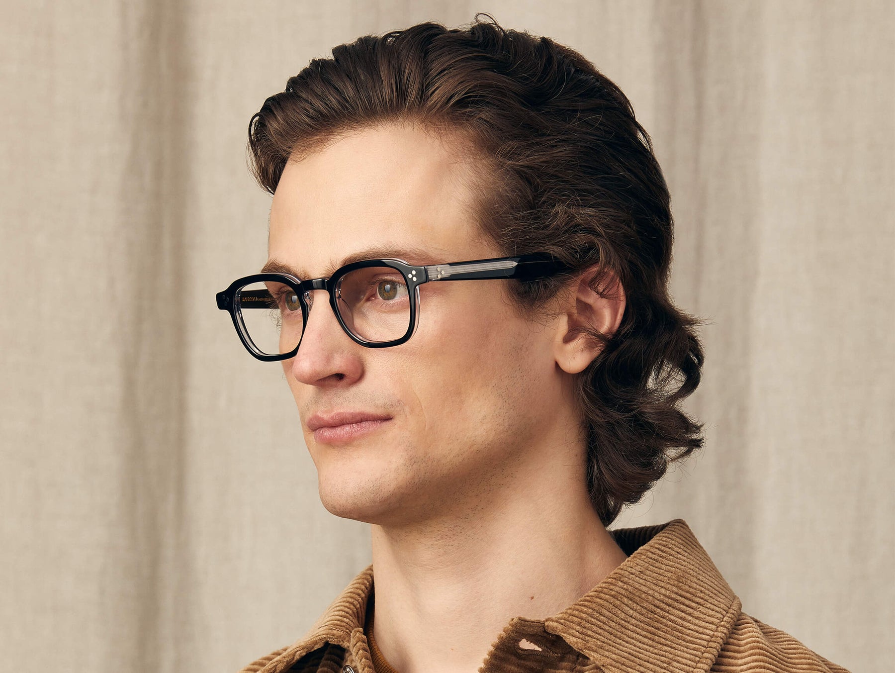 Model is wearing The MOMZA in size 46 in Black/Crystal