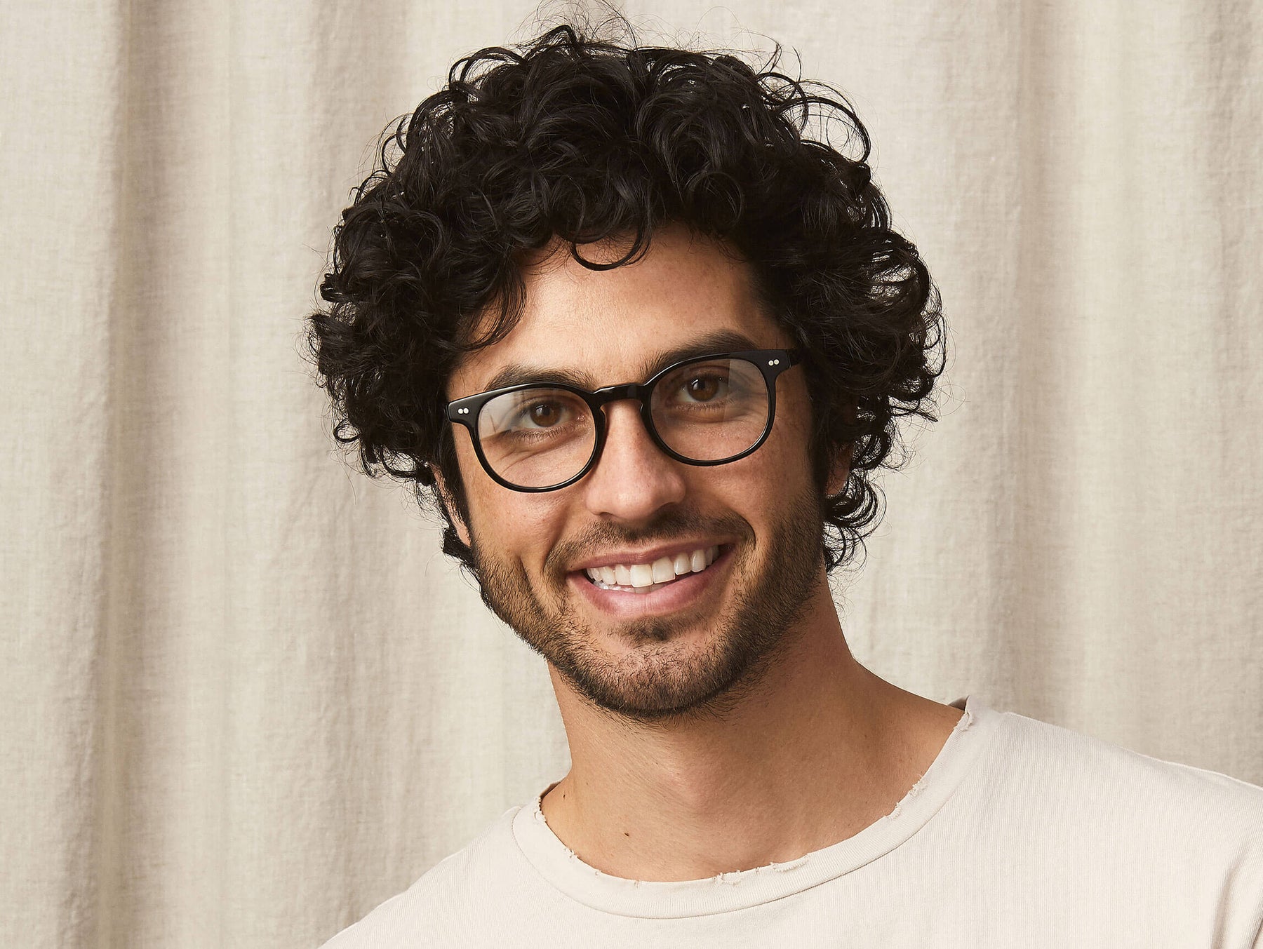 Model is wearing The MORT in size 47 in Black