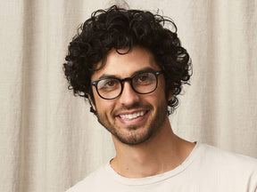 Model is wearing The MORT in size 47 in Black