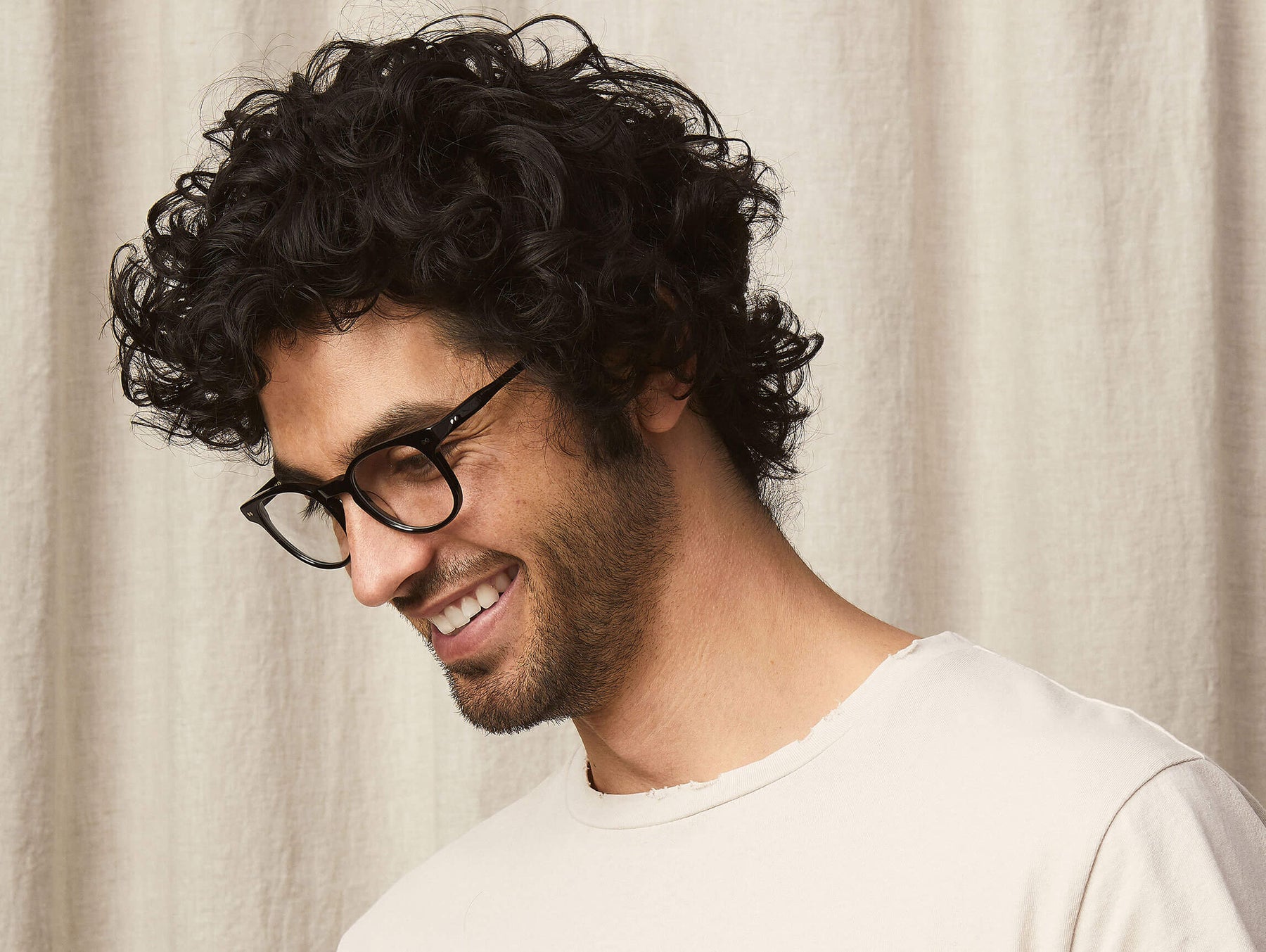 Model is wearing The MORT in size 47 in Black