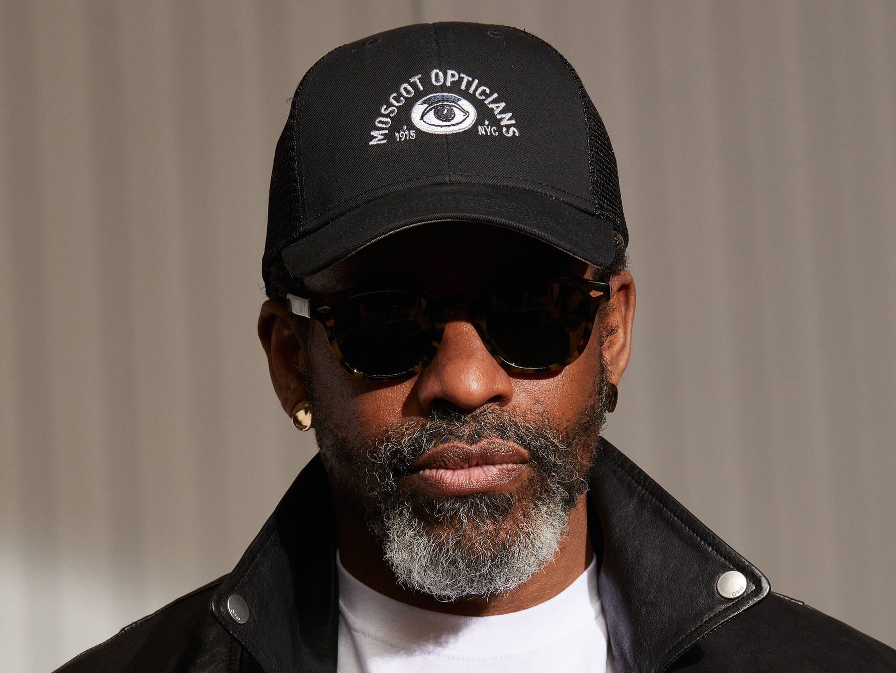 Model is wearing The SNAPBACK