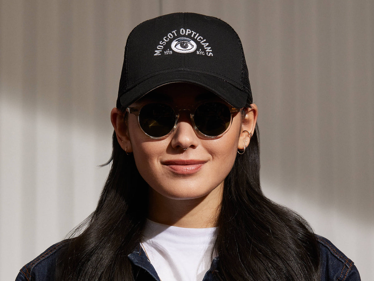 Model is wearing The SNAPBACK