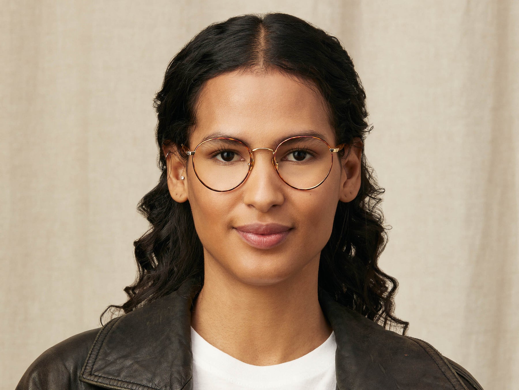 Model is wearing The PITSEL in size 47 in Blonde/Gold