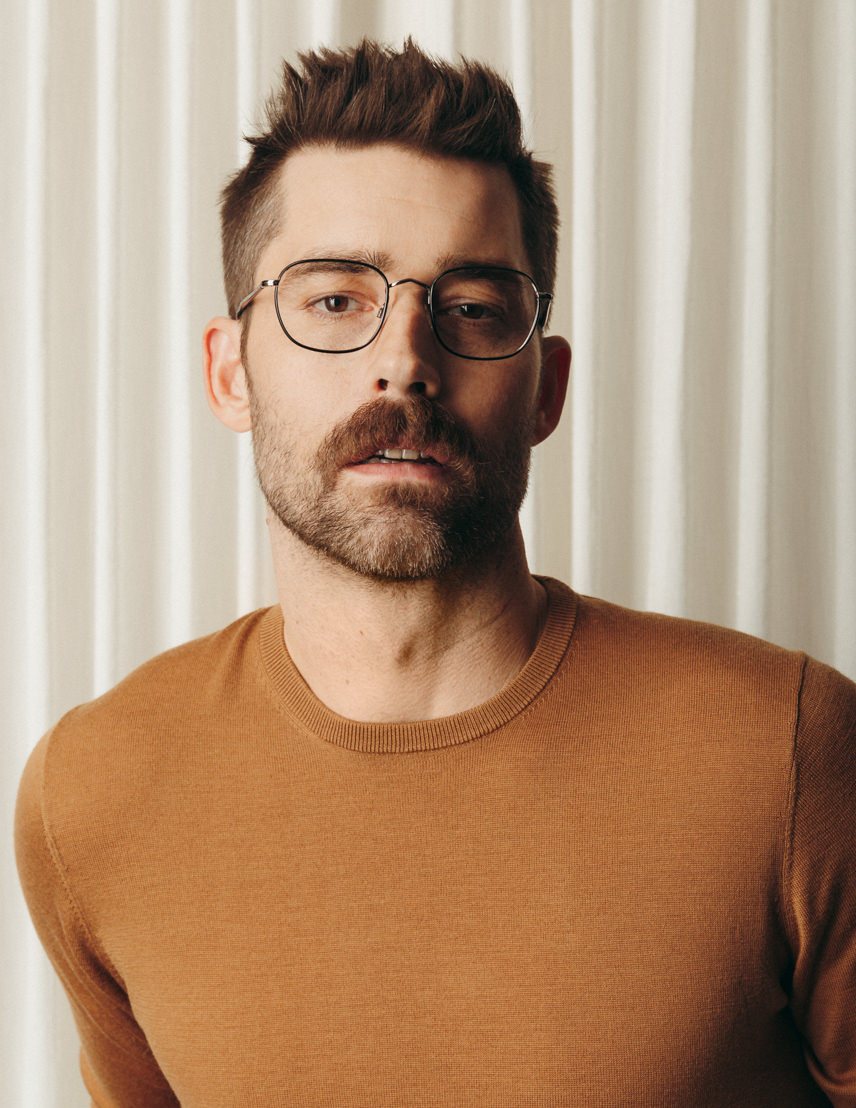 Model is wearing The SCHLEP in size 53 in Black/Gunmetal