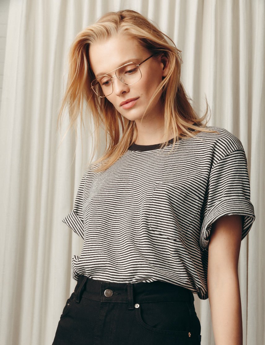 Model is wearing The SHTARKER in size 54 in Gold