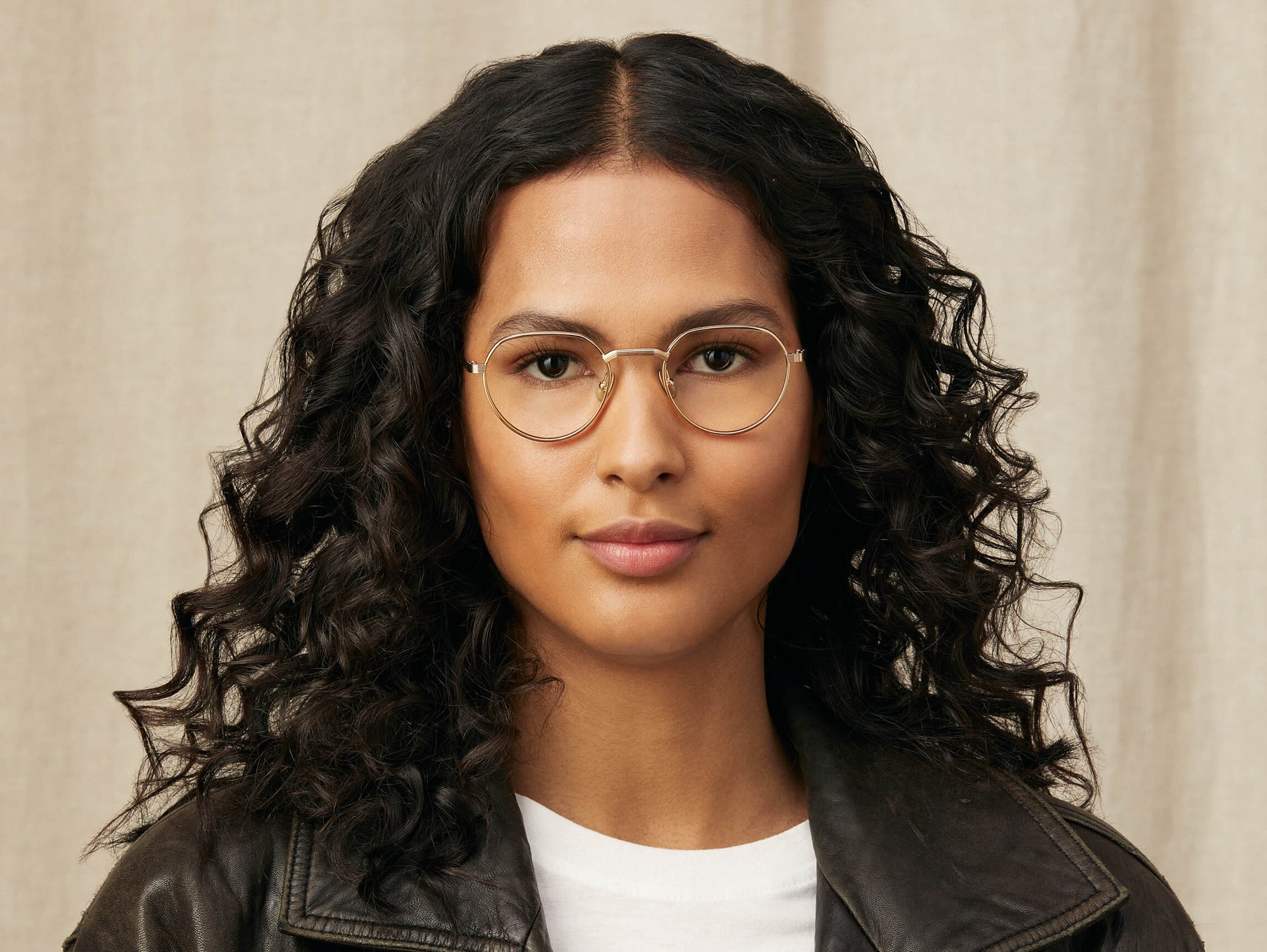 Model is wearing The SMENDRIK in size 48 in Gold