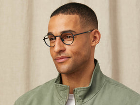 Model is wearing The SMENDRIK in size 48 in Navy