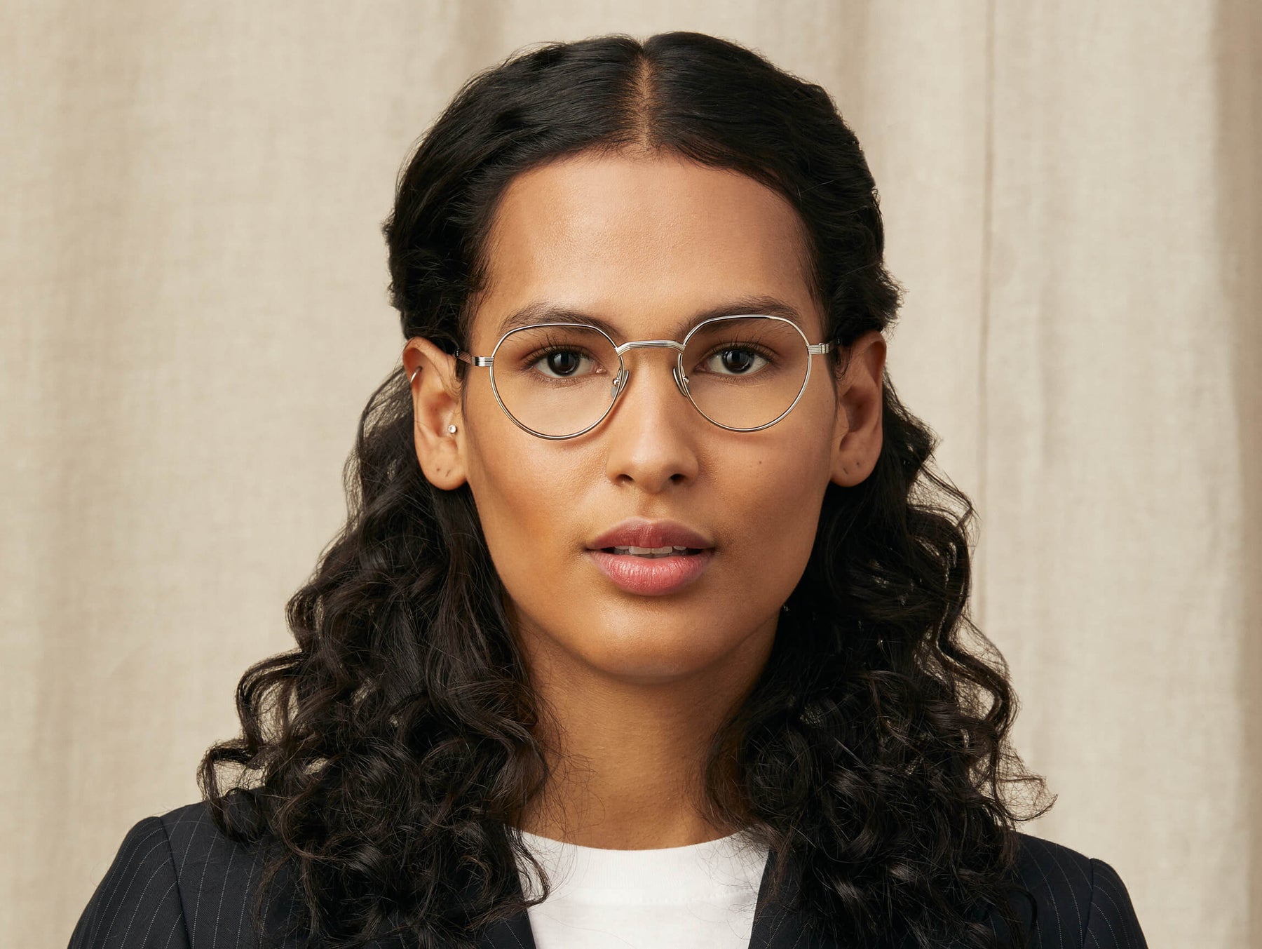 Model is wearing The SMENDRIK in size 48 in Silver