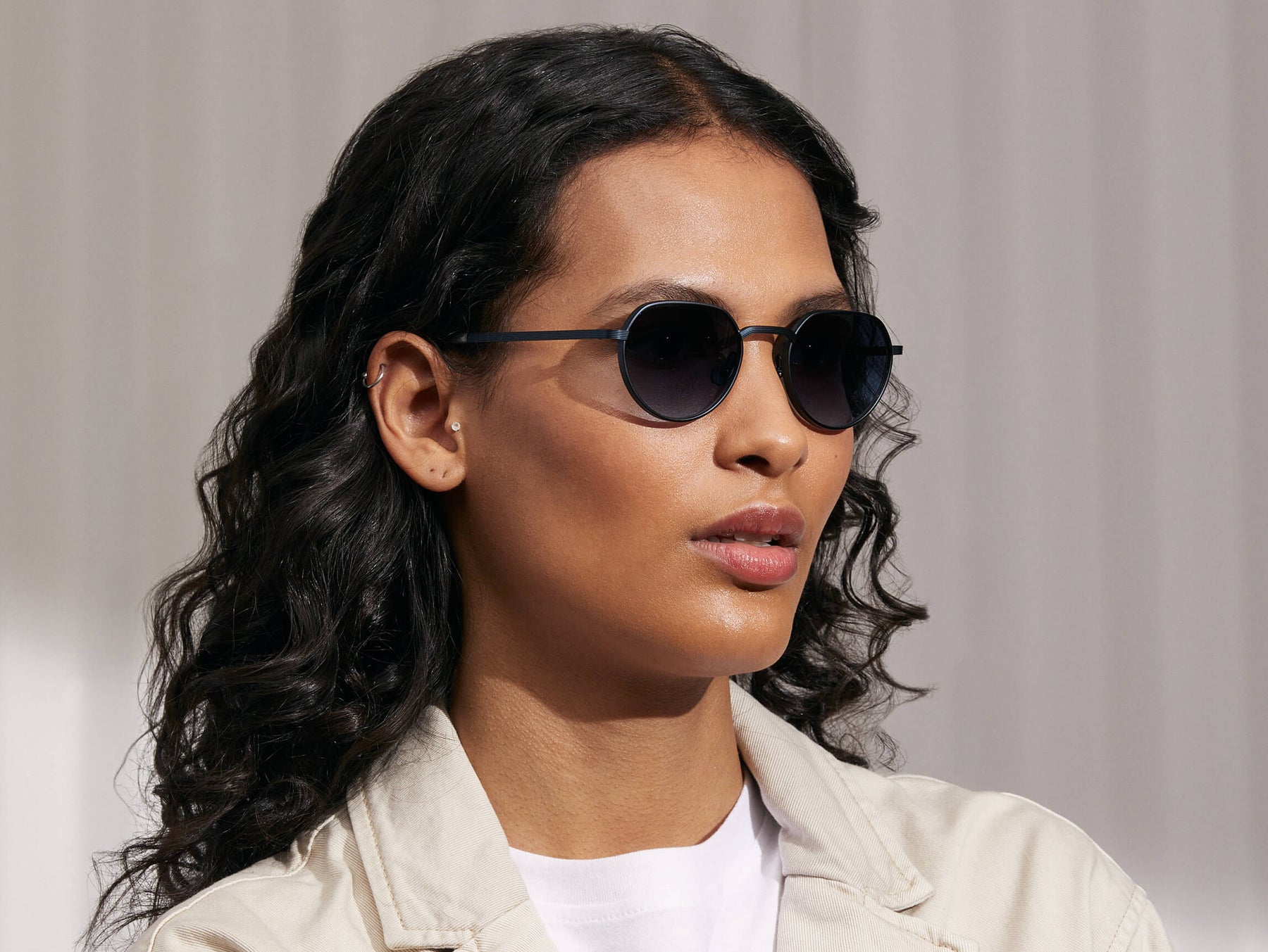 Model is wearing The SMENDRIK SUN in Navy in size 48 with Denim Blue Lenses