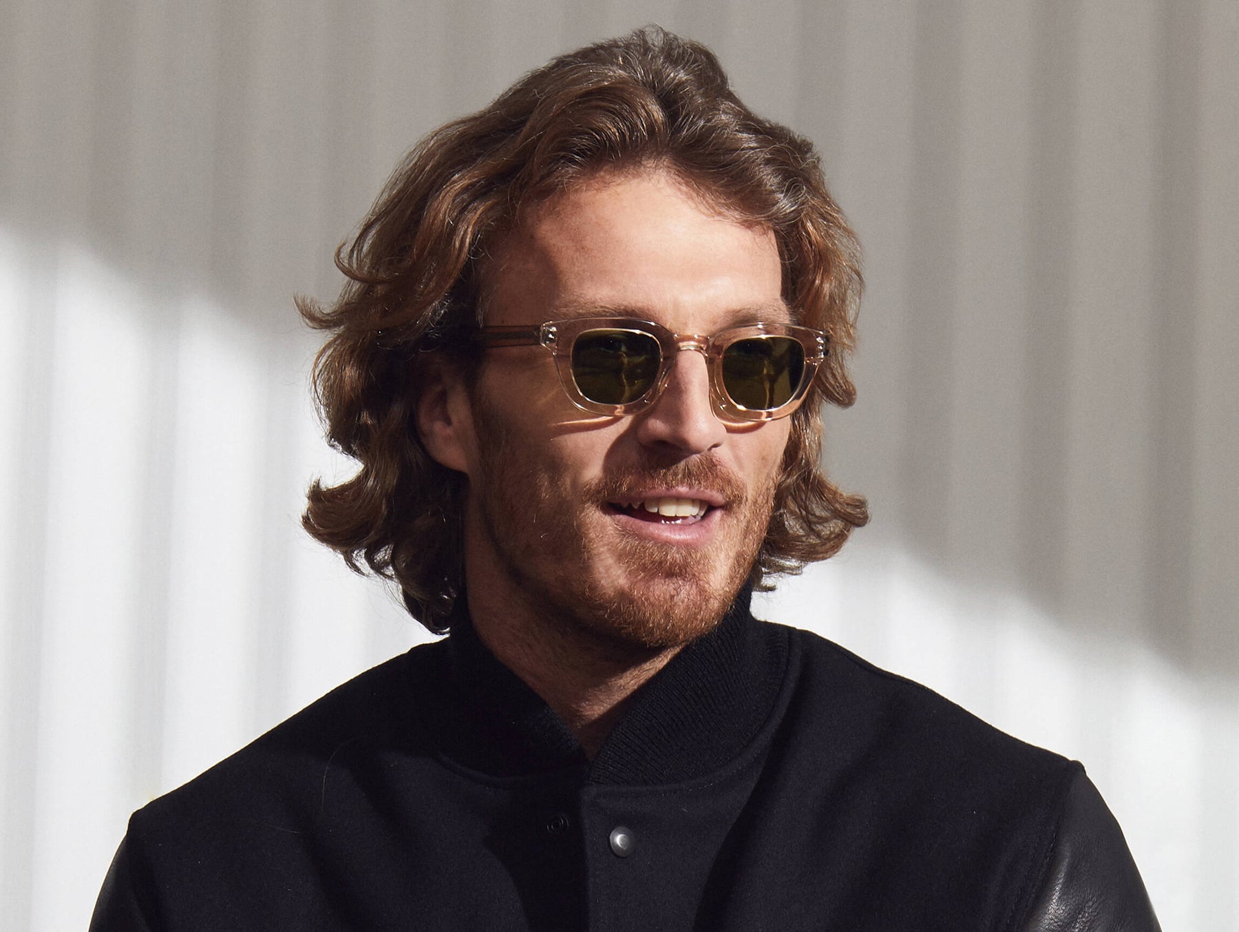 Model is wearing the TELENA SUN in Cinnamon/Flesh in size 44 with Calibar Green Glass Lenses