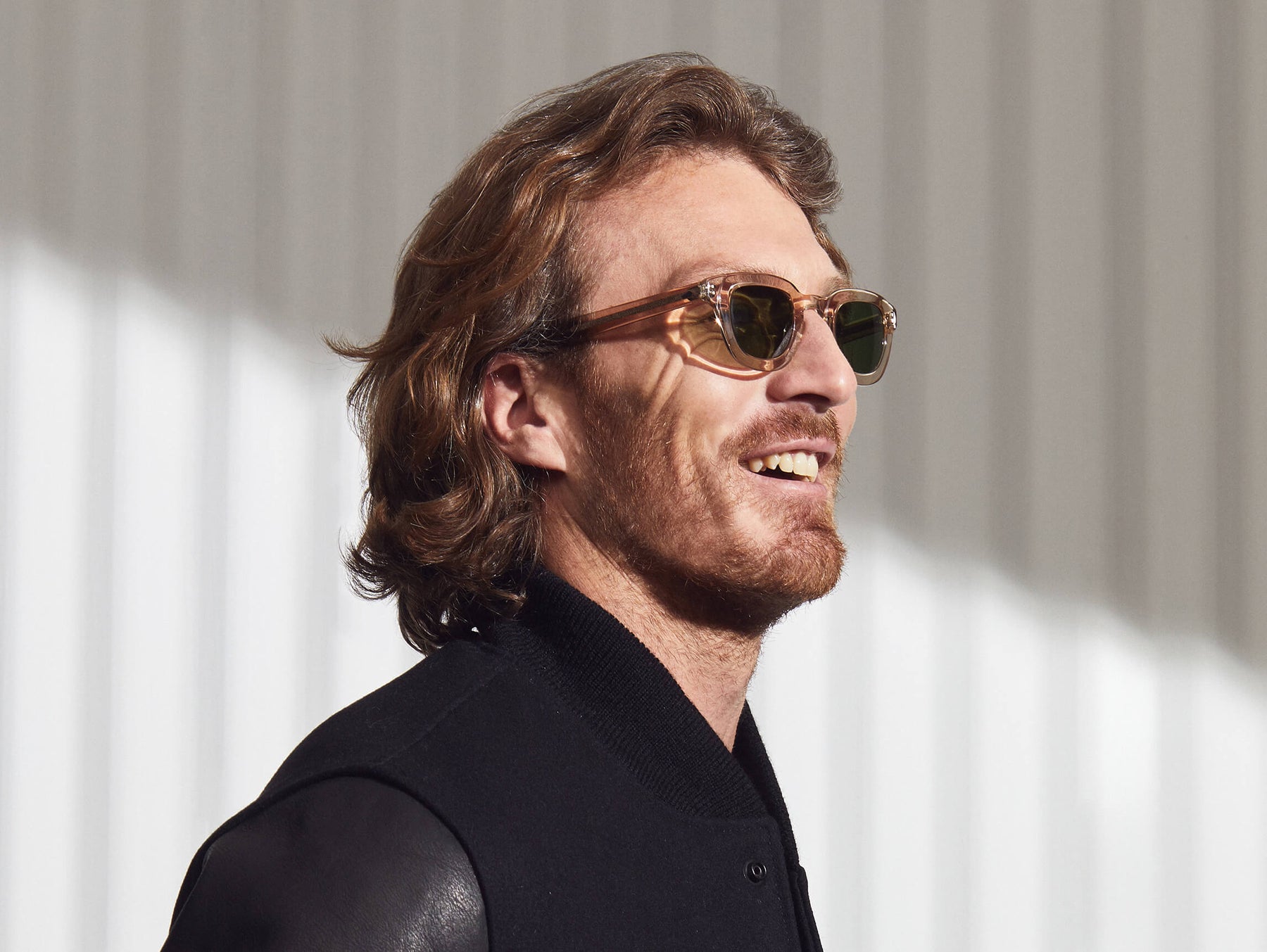 Model is wearing the TELENA SUN in Cinnamon/Flesh in size 44 with Calibar Green Glass Lenses