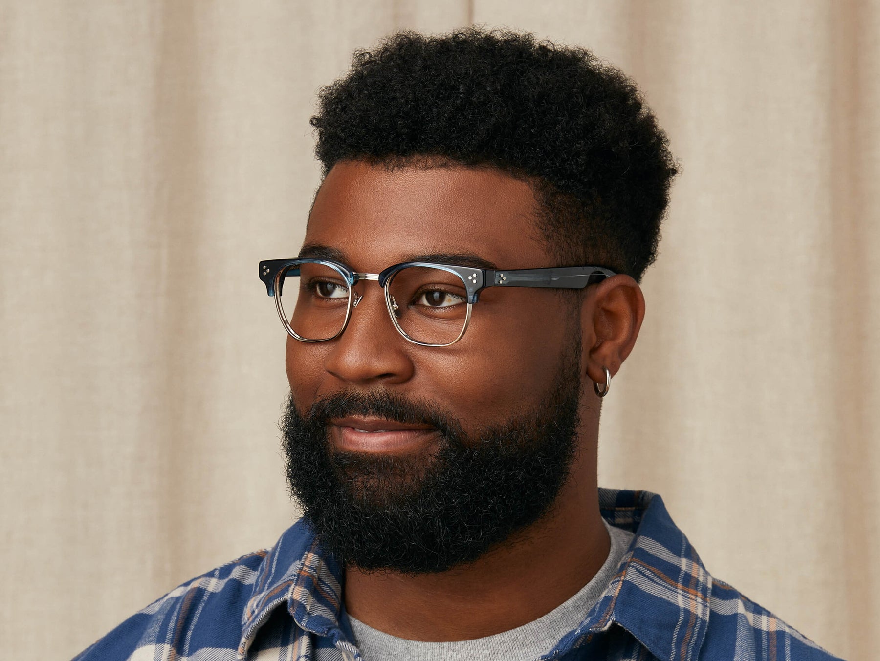 Model is wearing The TINIF in size 48 in Ink/Silver