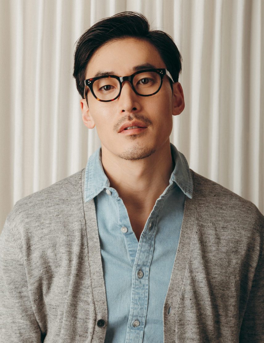 Model is wearing The VILDA in size 48 in Tortoise