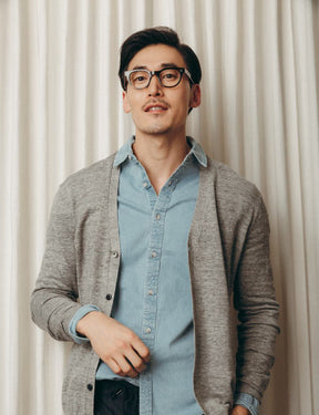 Model is wearing The VILDA in size 48 in Tortoise