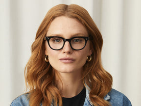 Model is wearing The VILDA in size 48 in Black