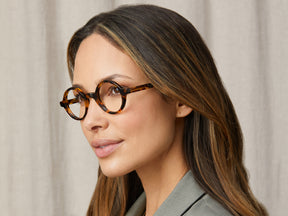 Model is wearing The ZOLMAN in size 42 in Classic Havana