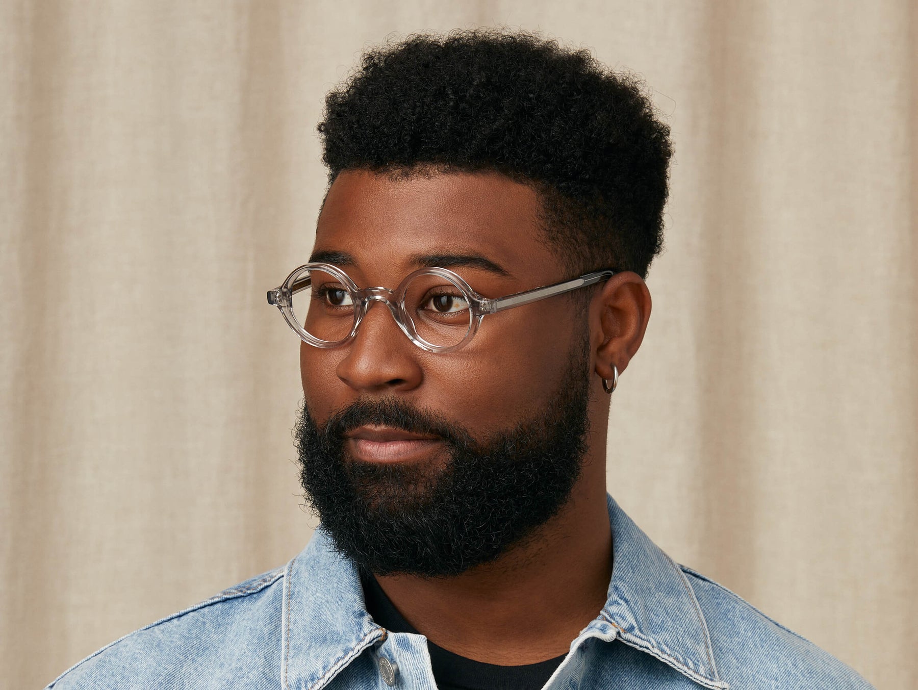 Model is wearing The ZOLMAN in size 42 in Light Grey