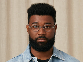 Model is wearing The ZOLMAN in size 42 in Light Grey