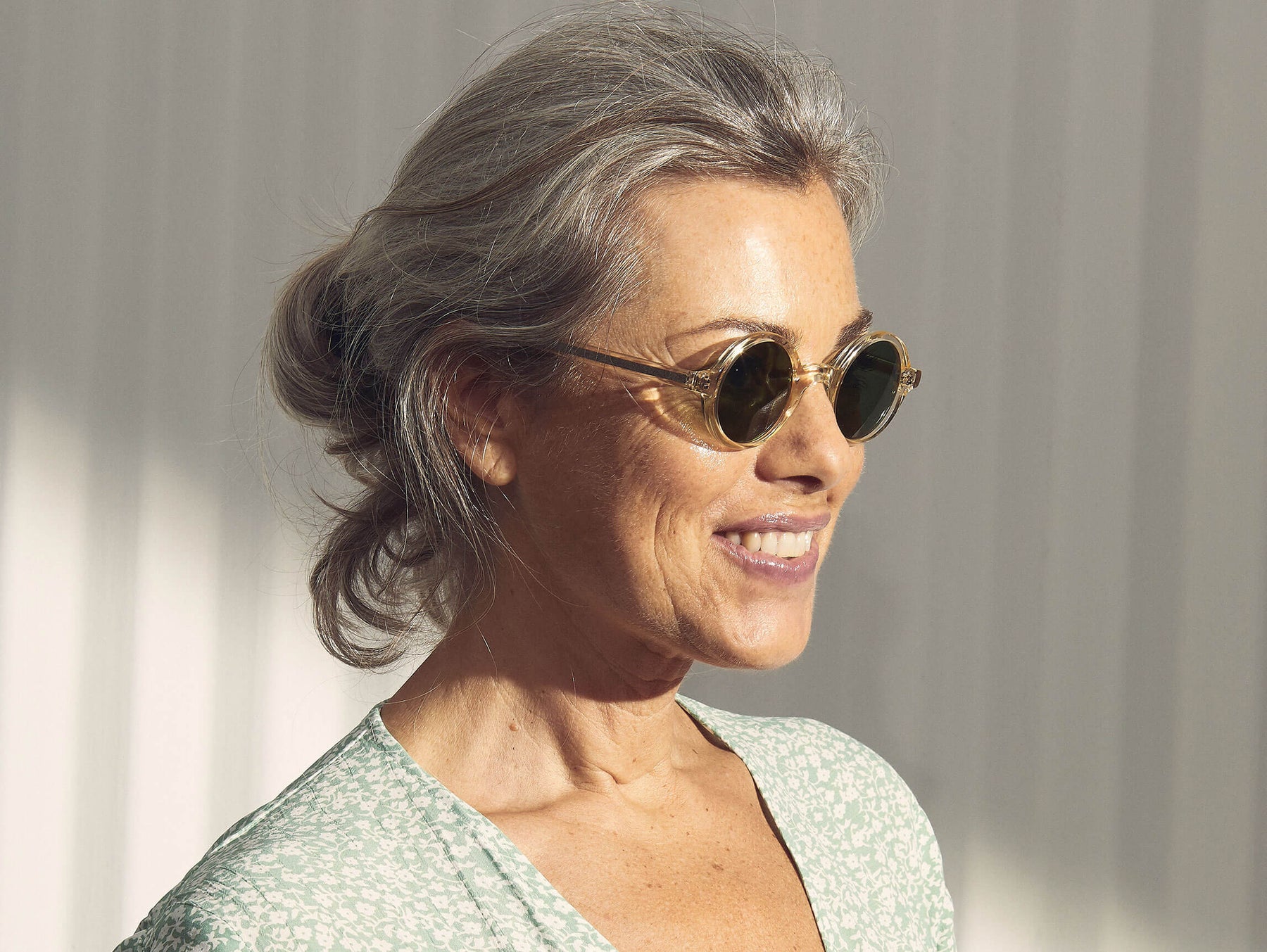 Model is wearing The ZOLMAN SUN in Flesh in size 42 with Calibar Green Glass Lenses